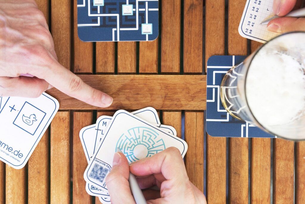 Personen rätseln mit den DenkerDeckeln